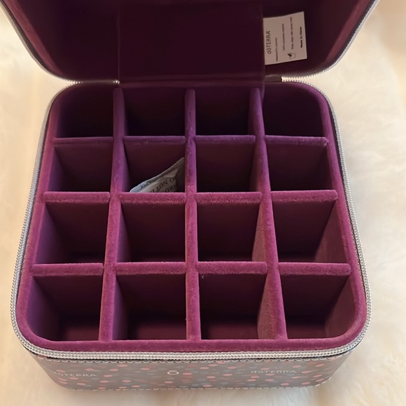 🖤🖤PRICE DROP🖤🖤NWOT💜DOTERRA💜ZIPPER STORAGE CASE💜6 ROLLER BOTTLES &16 OILS - Picture 5 of 7